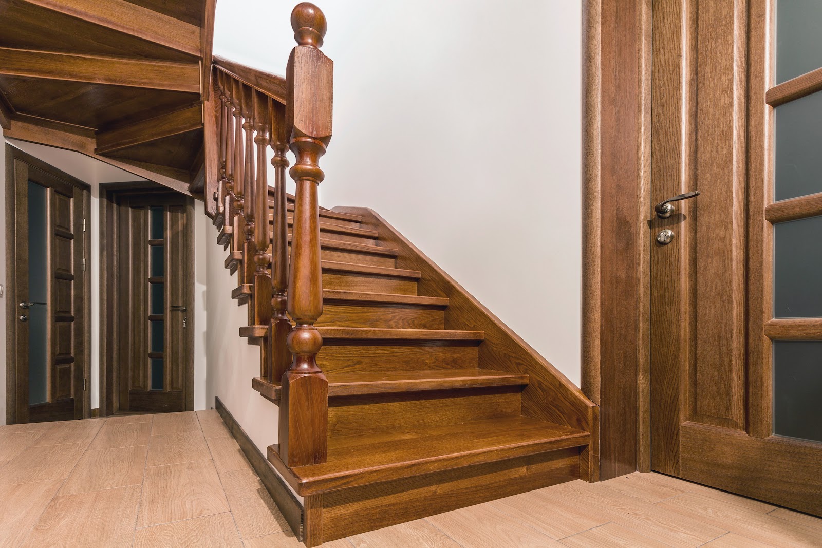 Drewniane schody kręcone z balustradą — stolarstwo budowlane J&B Pławecki